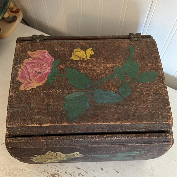 Antique handmade & painted wooden box - Picture 2 of 7